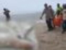 Diduga Nelayan Sukabumi, Mayat Pria Bertato Ditemukan di Pantai Mandalaratu