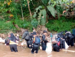 Plt Camat Cikembar Sukabumi Bersama Masyarakat Turun Langsung Bersihkan Sungai