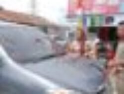 Sambut HUT RI ke-80 di Sukabumi, Forkopimcam Cikembar Bagikan Bendera Gratis