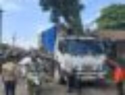 Truck Hantam Pohon di Jalan Pelabuhan II Kota Sukabumi, 1 Pengendara Alami Luka