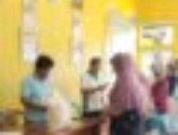 Pemdes Buniwangi Sukabumi Salurkan 1,2 Ton Beras Bantuan untuk 608 KPM