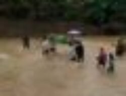 Pikul Jenazah Warga Jampangkulon Sukabumi Terpaksa Seberangi Sungai