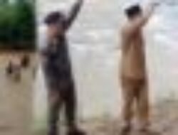 Camat Jampangkulon Sukabumi Tinjau Jembatan Rusak, Viral Warga Pikulkan Jenazah Sebrangi Sungai