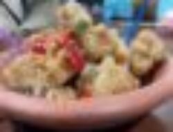 Camilan Khas Nusantara Tahu Gejrot Pedas Cengek Hijau yang Bikin Nagih