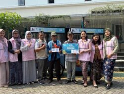 Dukung UMKM dan Pemberdayaan Ekonomi, YBM dan Srikandi PLN Sukabumi Salurkan Bantuan Gerobak dan Modal Usaha