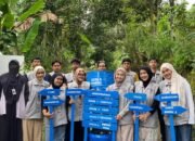 Mahasiswa KKN UMMI Serahkan Plang Jalan dan Tong Sampah Minim Asap di Desa Mekartani