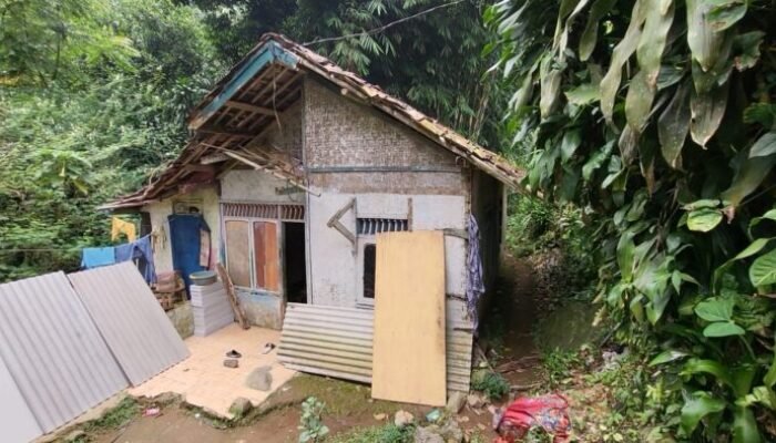 Jual Motor, Anggota Polres Sukabumi Kota Bangun Rumah Reyot Warga Kurang Mampu