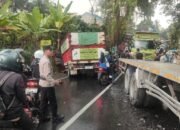 Dua Truk Tabrakan di Cikembar, Dua Sopir Luka dan Rumah Warga Rusak