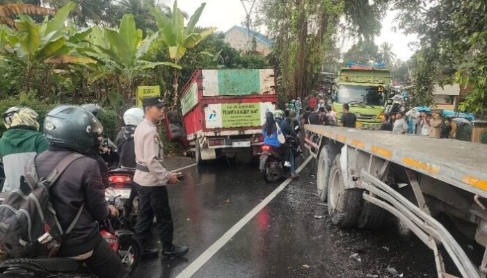 Dua Truk Tabrakan di Cikembar, Dua Sopir Luka dan Rumah Warga Rusak