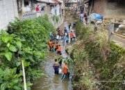 PMI Sukabumi Bersihkan Sungai Cibolang, 200 Kg Sampah Terkumpul