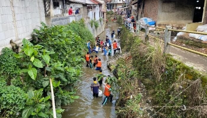 PMI Sukabumi Bersihkan Sungai Cibolang, 200 Kg Sampah Terkumpul