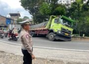 Truk Angkut Semen SCG 32 Ton Terperosok di Cibadak Sukabumi, Polisi Turun Tangan