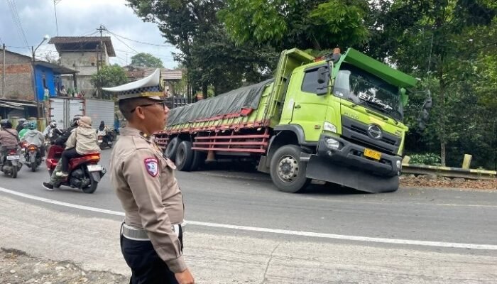 Truk Angkut Semen SCG 32 Ton Terperosok di Cibadak Sukabumi, Polisi Turun Tangan