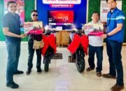 Dua Pelanggan Setia Telkomsel di Bekasi Berhasil Bawa Pulang Motor Honda Genio CBS dari Program Telkomsel POIN