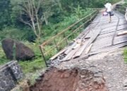 Jalan Antar Kampung Tertutup Longsor, Warga Cikakak Gunakan Jalur Alternatif