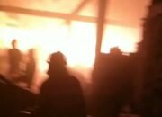 Potret Gudang Sembako di Pasar Surade Ludes Terbakar, Kerugian Capai Rp5 Miliar