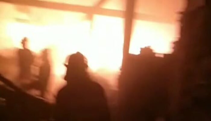 Potret Gudang Sembako di Pasar Surade Ludes Terbakar, Kerugian Capai Rp5 Miliar