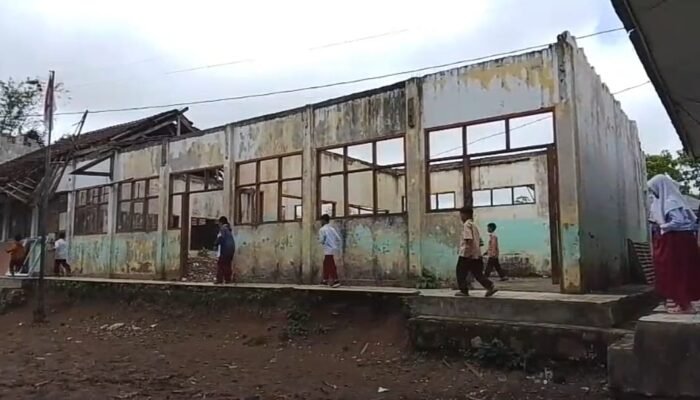 Miris! Dua Sekolah di Jampangtengah Nyaris Roboh, Siswa Belajar di Ruang Darurat