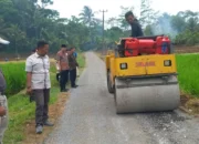 Dua Pekan Diaspal, Jalan Desa Mekarmukti Sukabumi Rusak Lagi Langsung Diperbaiki