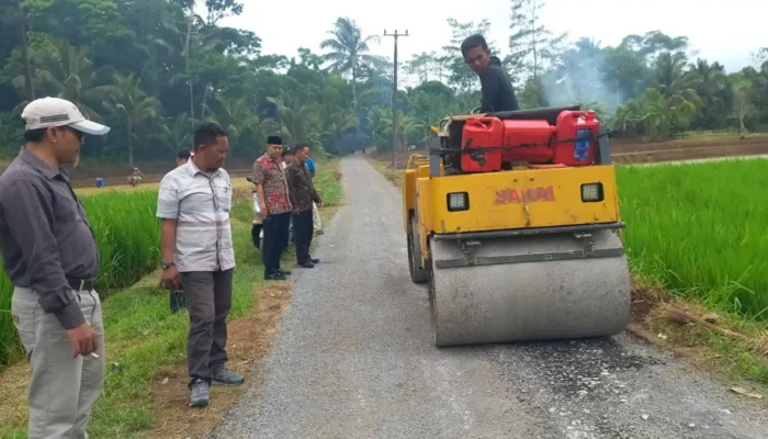 Dua Pekan Diaspal, Jalan Desa Mekarmukti Sukabumi Rusak Lagi Langsung Diperbaiki