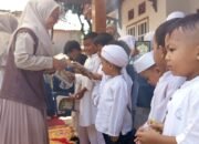 Yayasan CFA Bagikan Puluhan Iqro ke Anak PAUD Cahaya Hati Sukabumi, Ajak Cinta Al-Qur’an Sejak Dini