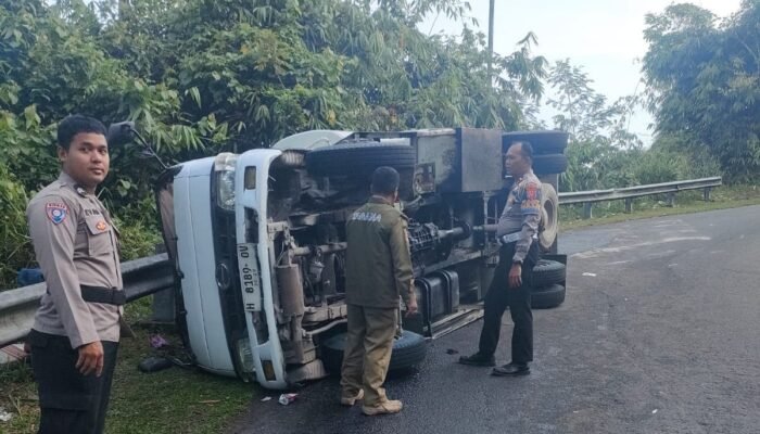 Truk Tangki Terguling di Letter S Cikidang Sukabumi, Hilang Kendali di Tikungan Tajam