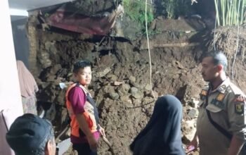 Diguyur Hujan Deras, Tembok Rumah Warga Batununggal Jebol dan Rusak Parah