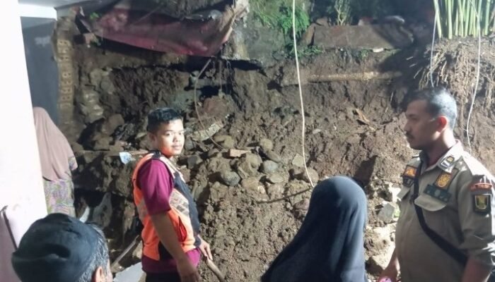 Diguyur Hujan Deras, Tembok Rumah Warga Batununggal Jebol dan Rusak Parah