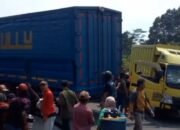 Detik-detik Truk Trailer Rem Blong, Tabrak 6 Kendaraan, Jalan Pamuruyan Sukabumi Macet Total 