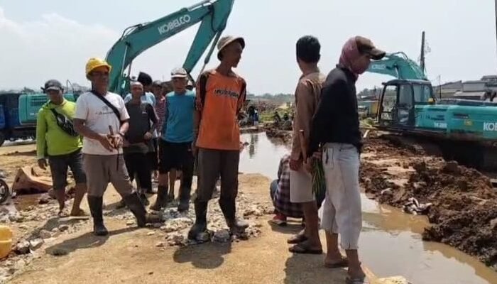 Puluhan Petani Sukabumi Demo Tuntut Perbaikan Saluran Air di Proyek Tol Bocimi