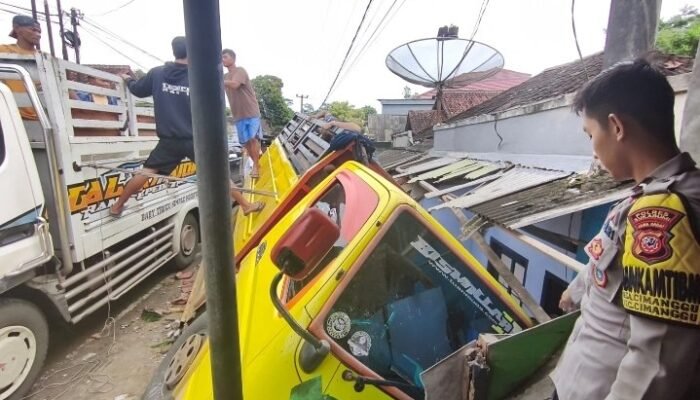 Sopir Ngantuk, Dump Truk Tabrak Rumah di Jampangkulon