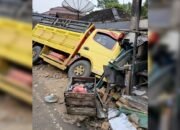 Truk Tabrak Rumah Warga Jampangkulon Sukabumi, Dua Motor Tertimbun