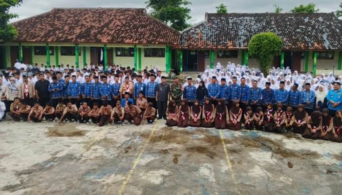 Hari Sumpah Pemuda di SMKN 1 Tegalbuleud, Camat Encep Iskandar Pimpin Upacara