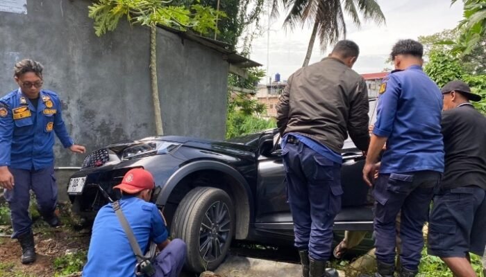 Minibus Terperosok ke Sungai Cicatih di Cibadak