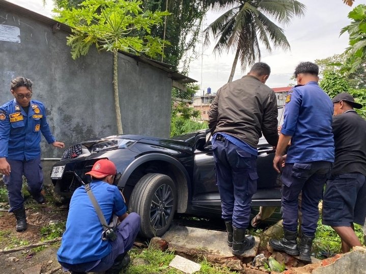 Minibus Terperosok ke Sungai Cicatih