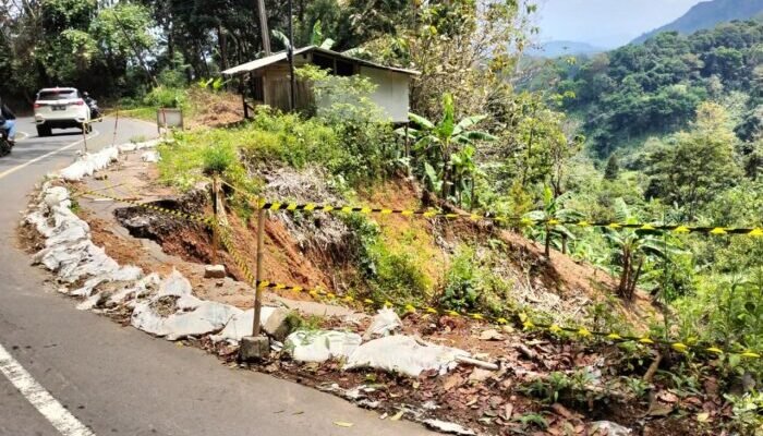 Jalan Bagbagan-Kiaradua Sukabumi Tak Kunjung Diperbaiki, Jadi Ancaman Pengguna Jalan