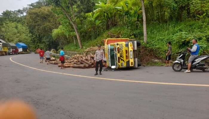 Truk Terguling di Tanjakan Baeud Sukabumi, Tidak Ada Korban Jiwa