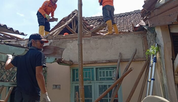 Cuaca Ekstrem di Kota Sukabumi, Atap Rumah Warga Dayeuhluhur Ambruk