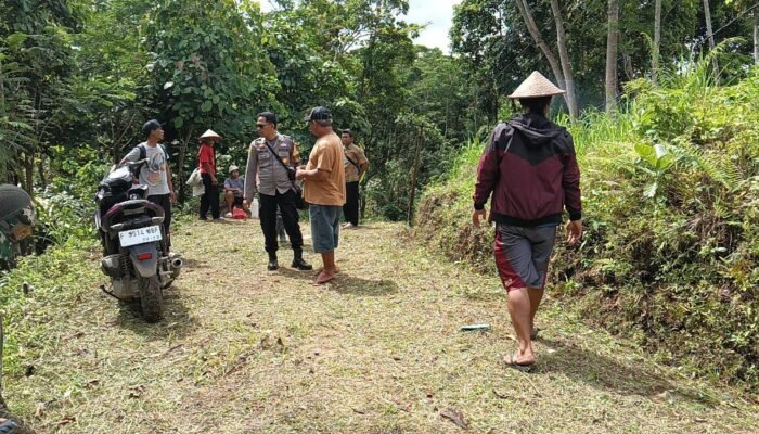 Desa Bojongsari Bersama Koramil Jampangkulon Perkuat Gotong Royong Lewat Karya Bakti Perbaikan Jalan