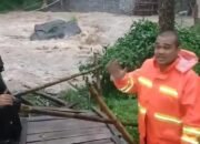 Proyek Jembatan Lambat, Jembatan Darurat Hanyut, Warga Desa Tarisi Terancam Terisolir