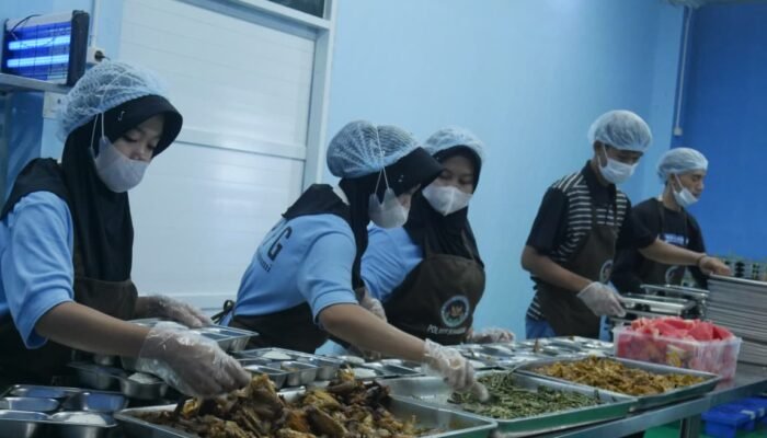 SPPG Polres Sukabumi Peduli Gizi dan Transparan untuk Anak Sekolah