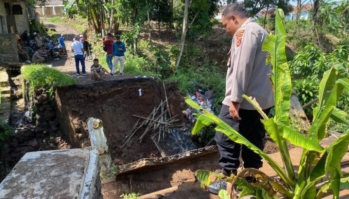 Hujan Deras di Cikembar, Jembatan Penghubung Dua Desa Ambruk