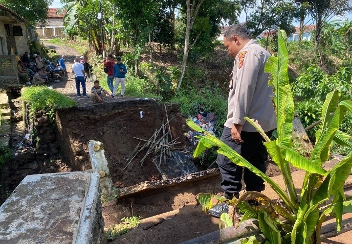 Jembatan Penghubung Dua Desa Ambruk