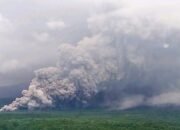 Penampakan Gunung Semeru Erupsi Disertai Luncuran Awan Panas