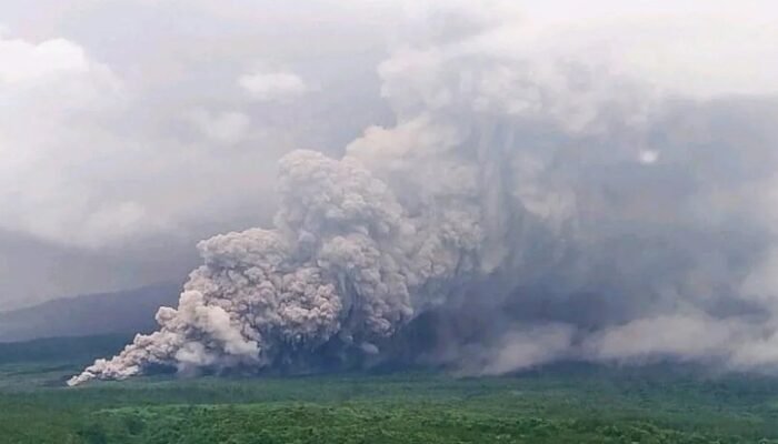 Penampakan Gunung Semeru Erupsi Disertai Luncuran Awan Panas