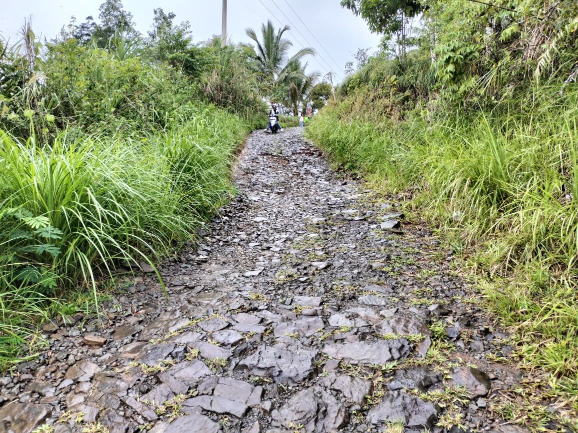 Jalan di Simpenan Sukabumi Rusak Parah