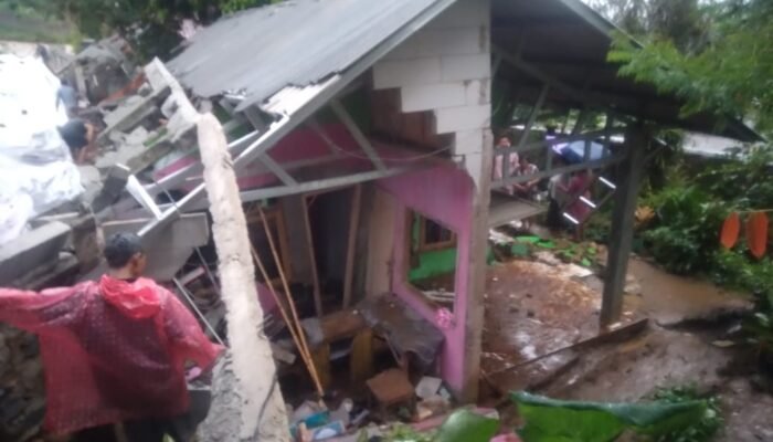 Hujan Deras di Sukabumi Picu Longsor dan Banjir, Rumah Warga Rusak, Jembatan Putus