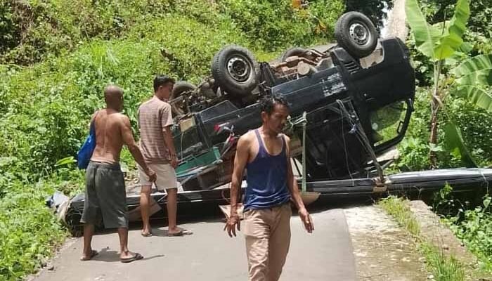 Warga Cisolok Sukabumi Bantu Evakuasi Mobil Bak Terbalik