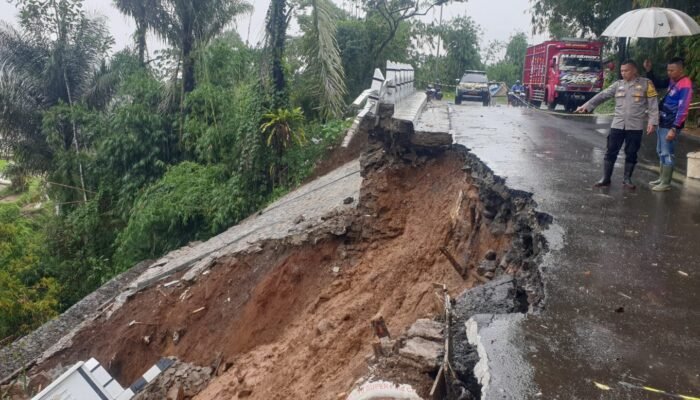 TPT Jabar Istimewa di Nyalindung Kembali Ambruk, Jalur Sukabumi–Sagaranten Tersendat