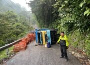 Truk Fuso Terguling di Tanjakan Cisarakan Palabuhanratu Sukabumi